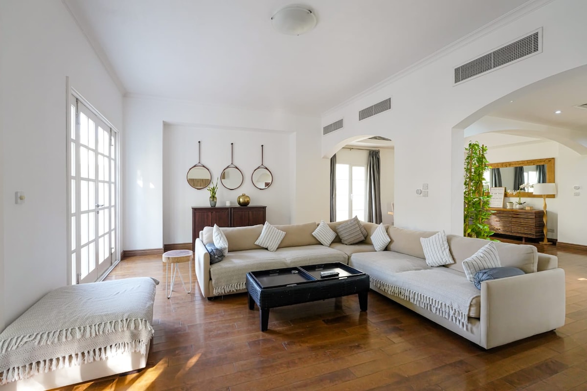 Successful Airbnb property: Luxury villa in the Lakes, with full maid service in Al Thanyah Third
