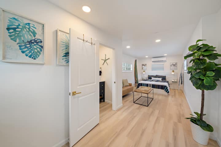 אזור המגורים של Surf Shack הוא מקום נעים להירגע בו, לצפות בטלוויזיה או להיפגש עם חברים ובני משפחה – מרחב נוח שגורם לכל האורחים להרגיש בבית