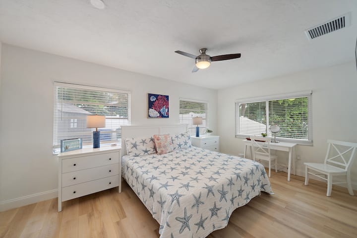 ממש ליד המטבח, חדר השינה השלישי המרווח הזה מציע מקום מפלט נוח לאורחים — מואר, אוורירי ומושלם למנוחה או שינה במהלך השהייה שלכם