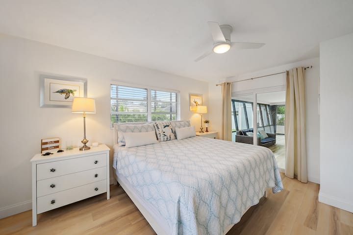 להתרחק לחדר השינה הראשי עם גישה ישירה למרפסת — להתעורר לאוויר צח ולנופים שלווים, ואז לצאת החוצה כדי ליהנות מהחצר האחורית בנוחות ופרטיות