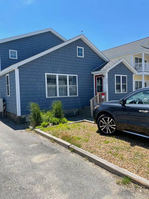 Seabrook Beach Gem 7+BR/4 Bths - covered porch