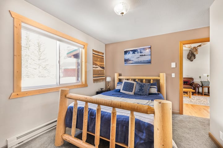 Chumba cha kulala cha ghorofani kilicho na kitanda aina ya queen, kinachofaa kwa ajili ya usingizi wa utulivu na amani.