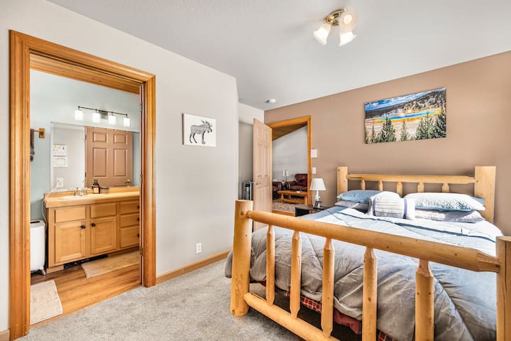 Chumba cha kulala cha ghorofa ya pili kilicho na kitanda cha ukubwa wa kati, mwanga wa asili na bafu la kujitegemea.