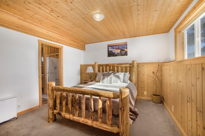 Chumba cha kulala cha ghorofa ya kwanza chenye mwanga kinachojumuisha kitanda aina ya queen kwa usiku wa starehe.