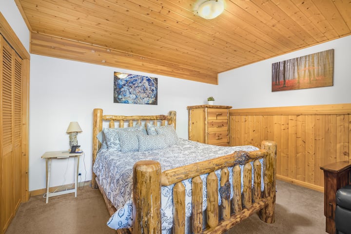 Chumba cha kulala cha ghorofa ya kwanza kilicho na kitanda aina ya queen, bora kwa ajili ya usingizi wa usiku wa utulivu.