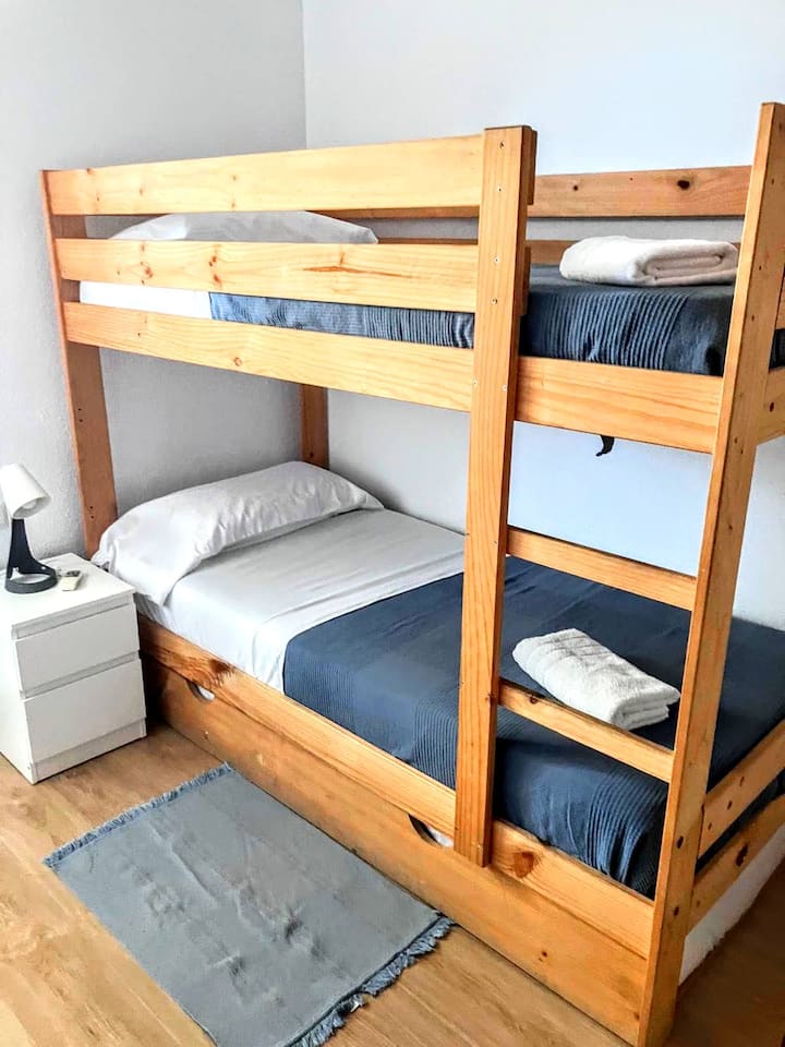 เตียงสองชั้นที่อบอุ่นและออกแบบมาอย่างดีให้ความสบายและความสะดวกสบายในขณะที่ทำให้ห้องเปิดโล่งและใช้งานได้ดี