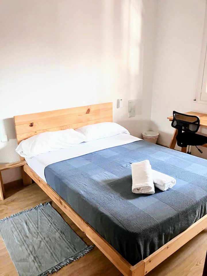 ห้องนอนที่อบอุ่นและกว้างขวางพร้อมเตียงควีนไซส์ที่สะดวกสบายพร้อมผ้าปูที่นอนนุ่มและผ้าเช็ดตัวสะอาดสำหรับการเข้าพักของคุณ การตกแต่งที่สะอาดและทันสมัยสร้างพื้นที่ที่สงบสำหรับพักผ่อนและเติมพลังหลังจากทำงานมาทั้งวัน