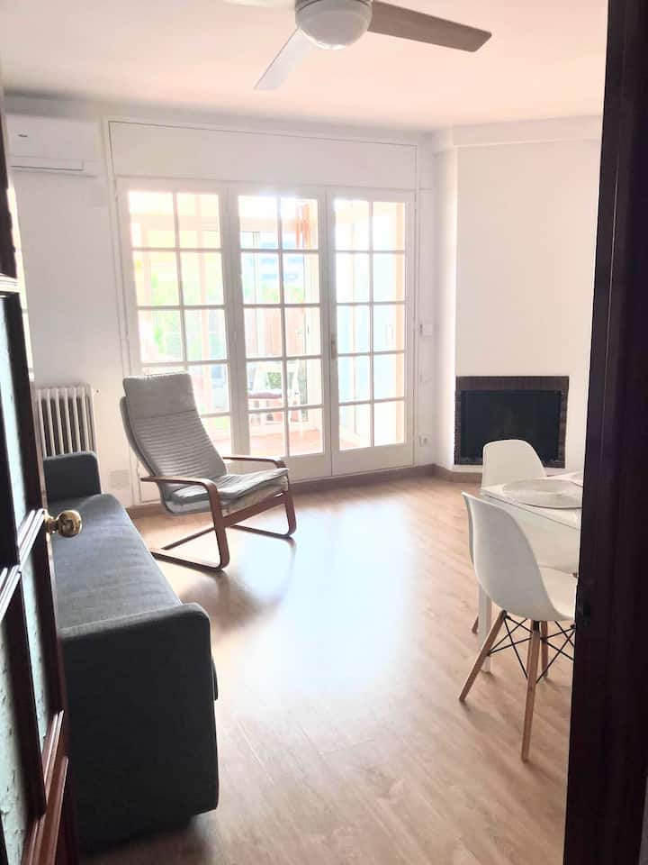 ห้องนั่งเล่นที่อบอุ่นและน่าอยู่พร้อมโซฟาที่สบายและเตาผิงที่อบอุ่น เหมาะสำหรับการพักผ่อนหลังจากสำรวจมาทั้งวัน แสงสลัว พื้นผิวธรรมชาติ และบรรยากาศที่สงบทำให้ที่นี่เป็นสถานที่ที่เหมาะสำหรับการผ่อนคลาย อ่านหนังสือ หรือเพลิดเพลินกับยามเย็นที่เงียบสงบไปด้วยกัน