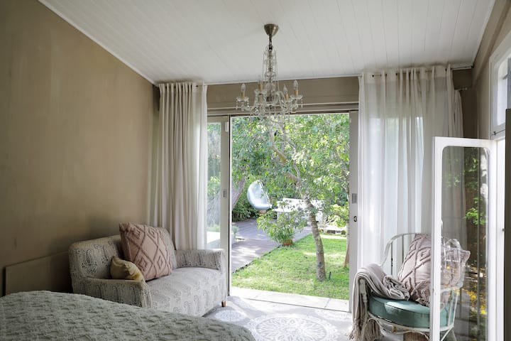 Mäkké textúry a dvere do predzáhradky v hlavnej spálni 1