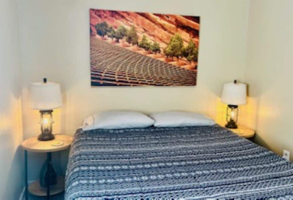 ห้องนอนที่ 2 พร้อมเตียงขนาดควีนไซส์ตู้เสื้อผ้าแบบวอล์คอินและพัดลมเพดาน