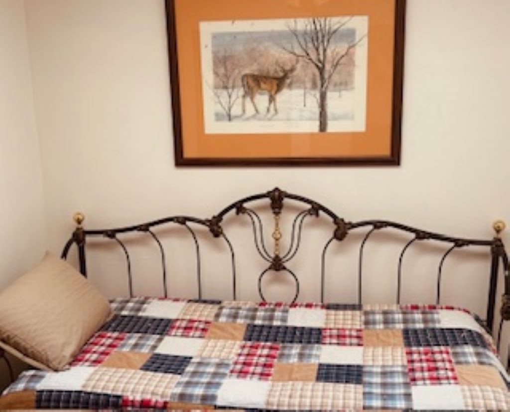 ห้องนอนที่ 3 มีช่องแสง เตียงเป็นเตียงเลื่อนที่เปลี่ยนเป็นเตียงเดี่ยว 2 หลัง ตู้เสื้อผ้าพัดลมเพดานและประตูทางเข้าอ่างอาบน้ำของผู้เข้าพัก