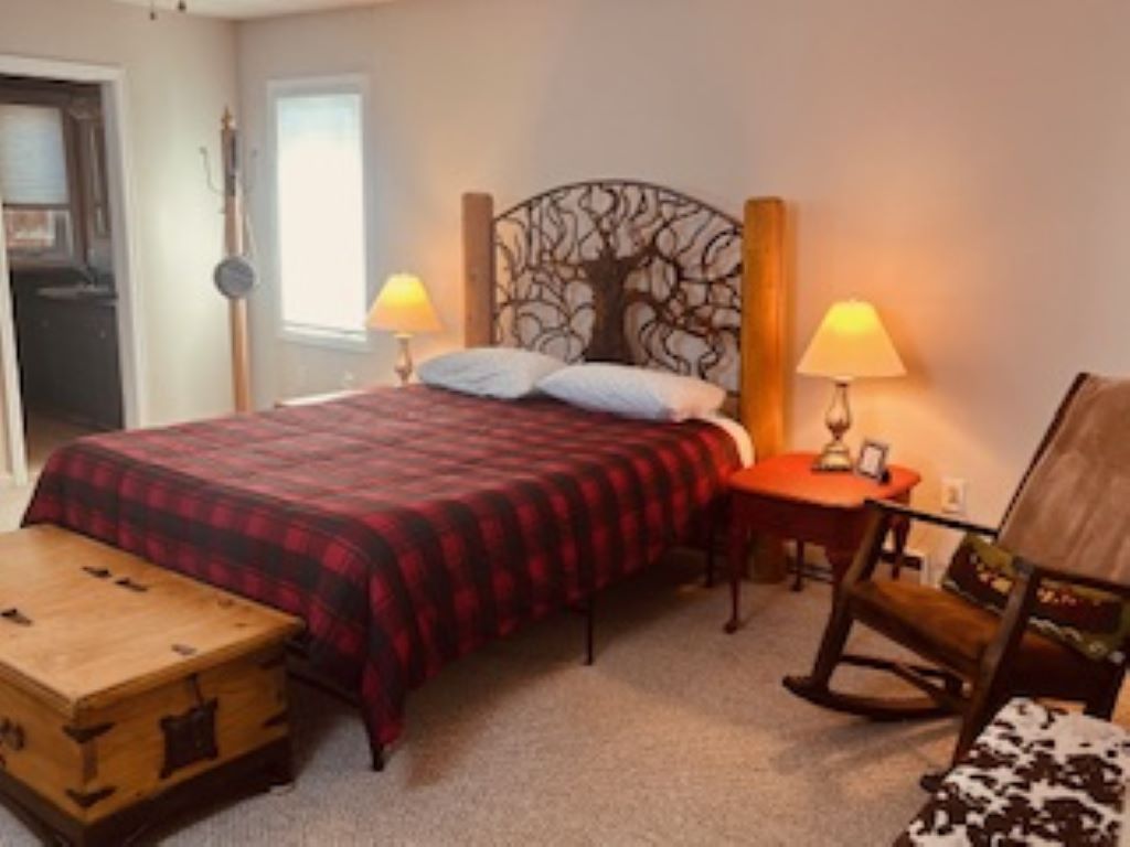 ห้องนอนใหญ่ขนาดใหญ่มีสมาร์ททีวีวิวและเข้าถึงลานบ้านได้โดยตรงและห้องน้ำที่อยู่ติดกัน