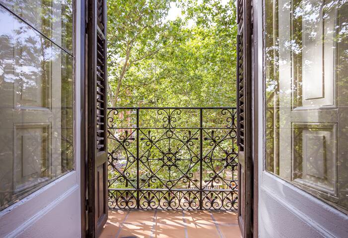 Amazing apt in front of Plaza de España gallery image 2