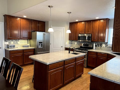 6 BR, 4.5 Bath, 2 Kitchen - Spacious & Clean