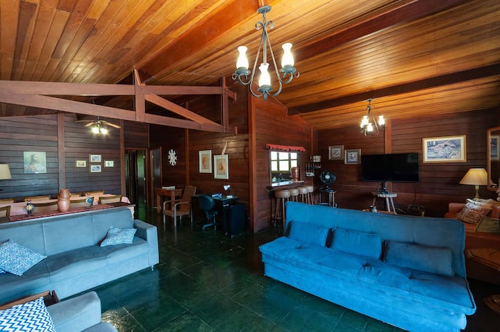 Sala de Estar, com vista para piscina e sala de televisão integrada.