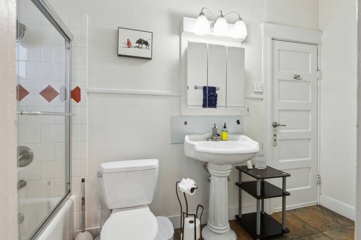 No Cleaning Fee! Quiet, urban Capitol Hill house gallery image 4