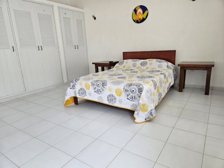 Jedna manželská posteľ, dva nočné stolíky, dostatok šatníka na uloženie oblečenia. Toaletný stolík so zrkadlom. Stropný ventilátor a klimatizácia. Táto spálňa sa nachádza na druhom poschodí, okno je orientované na pláž. Má dvere na výstup na terasu. 