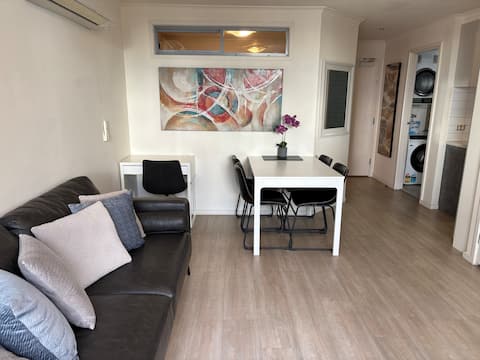 Successful Airbnb property: 2 keys, Onsite Parking, Self Check-in in West Melbourne