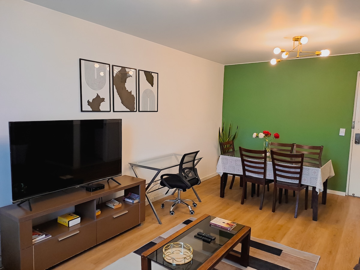 豪华公寓Alcanfores, Calle Alcanfores 110, Miraflores, Lima, Perú -豪华卧室/客厅，配备智能电视、桌子和沙发床。
