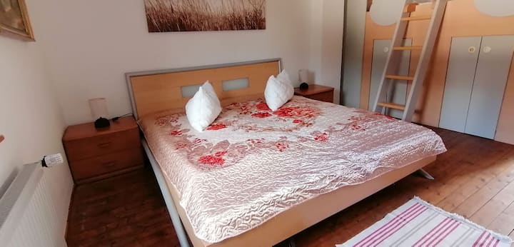 غرفة نوم بروم (البيت الرئيسي): سرير مزدوج (2 × 90 × 200 سم)، سرير بطابقين (90 × 200 سم)