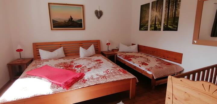 غرفة النوم لدينا (البيت الرئيسي): سرير مزدوج (2 × 90 × 200 سم)، سرير فردي (80 × 200 سم)، سرير أطفال (70 × 140 سم)