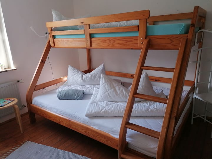 غرفة النوم Sauer (البيت الرئيسي): سرير كاتاماران (90 × 200 سم و 140 × 200 سم)
