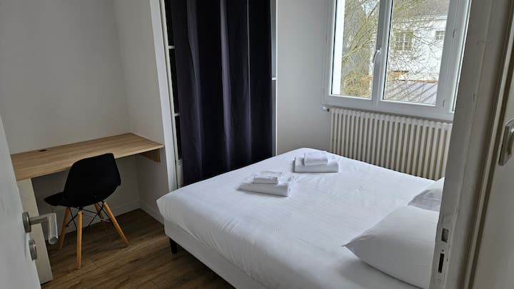 Izba sa nachádza na 1. poschodí.
Má manželskú posteľ, ktorú možno na požiadanie premeniť na dve samostatné lôžka (vrátane ďalších 20 € na prípravu na dve jednolôžka).