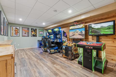 First Class Big Momma- 24 person home- Arcade!