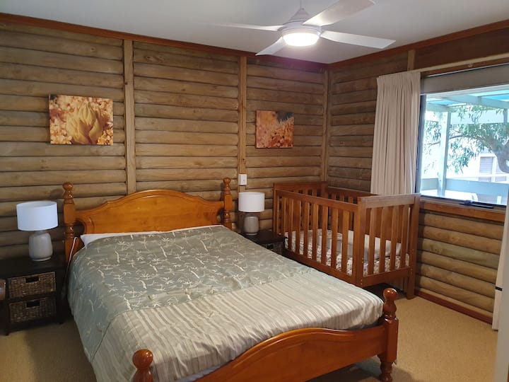 1张标准双人床和全尺寸婴儿床。 