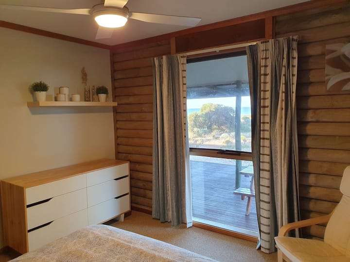 1张标准双人床。 