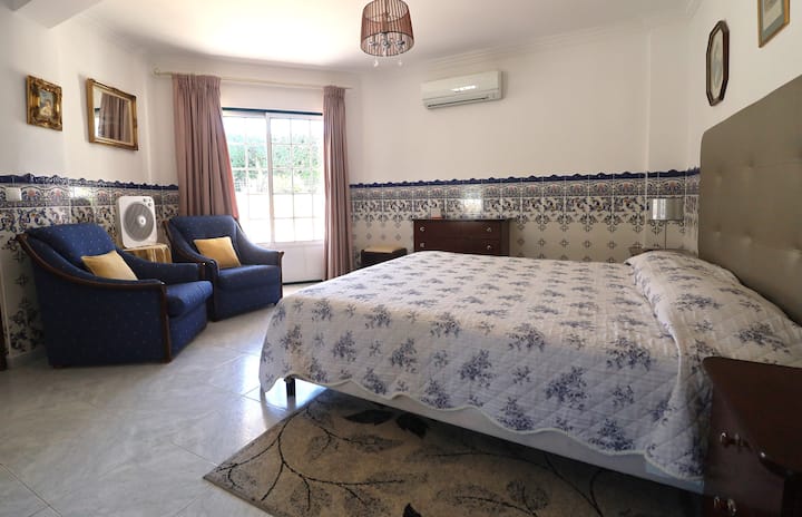 一楼有加大号床、套房。