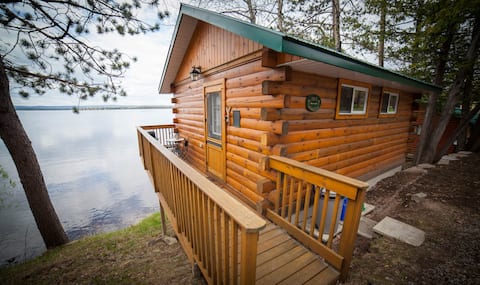 Waterfront Couples Getaway- Algonquin Pass