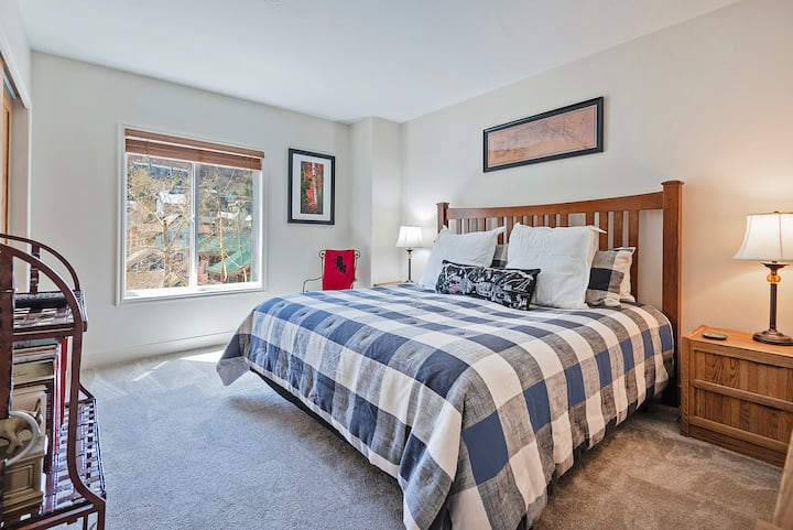 Master Bedroom - King Bed, TV, Large closet