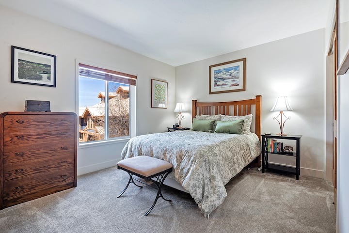 2nd Bedroom - Queen Bed and Murphy Twin, TV, Large closet