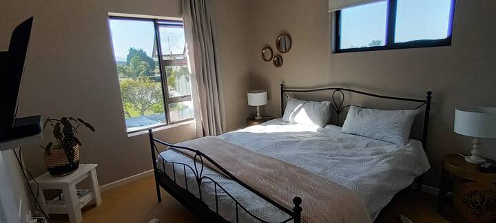 מיטת קווין סייז וטלוויזיה.