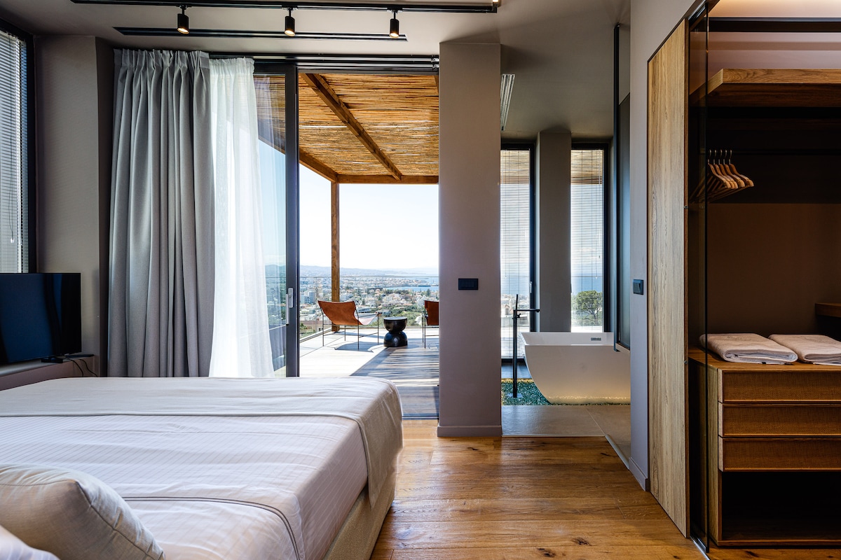 Hoofdslaapkamer op zwembadniveau met een queensize bed (1,80 x 2,00), een inloopkast met een kluis, airconditioning en een 43 inch smart-tv.