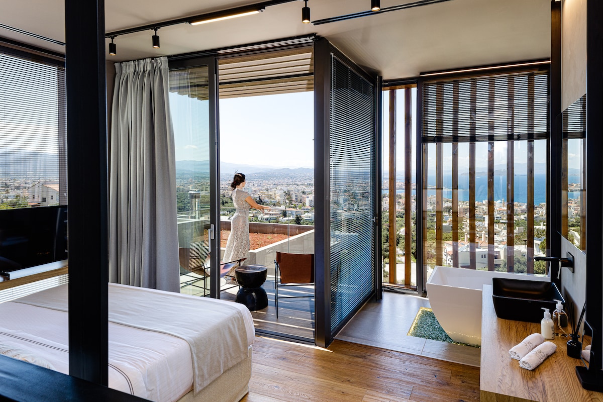 Eerste verdieping Master slaapkamer met een kingsize bed (1,80 x 2,00), een kast met een kluis, airconditioning en een 43 inch smart-tv. 