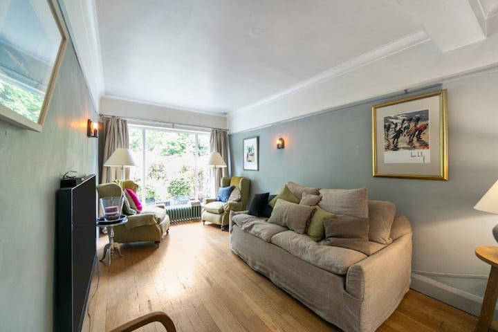 Central Garden Villa In Woodland Park, Malone - Belfast