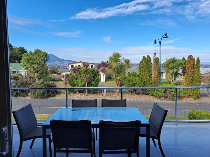 Elevated Taupo Views Modern Family Home - Taupō