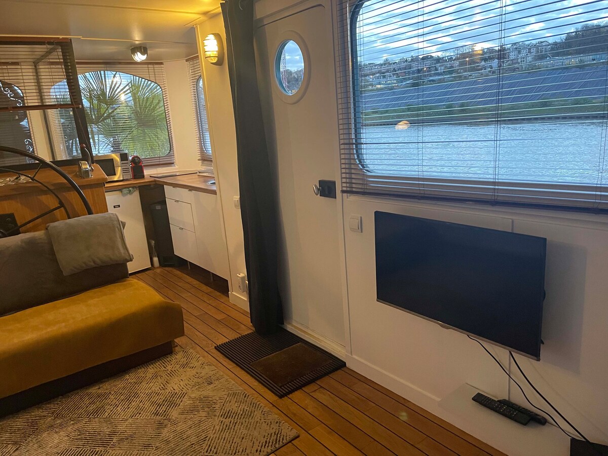 Predné dvere do Seiny - televízor - internet a Wi-Fi