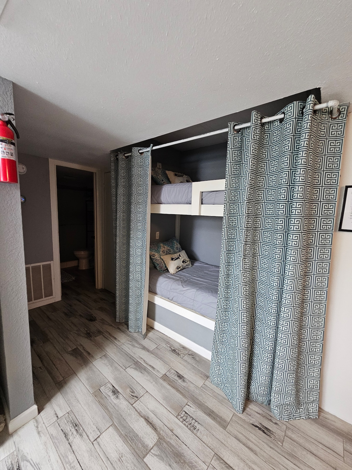 Dit wordt niet als een slaapkamer beschouwd, maar is een dubbel stapelbed met XL-twinmatrassen. Er kunnen twee personen comfortabel slapen. 