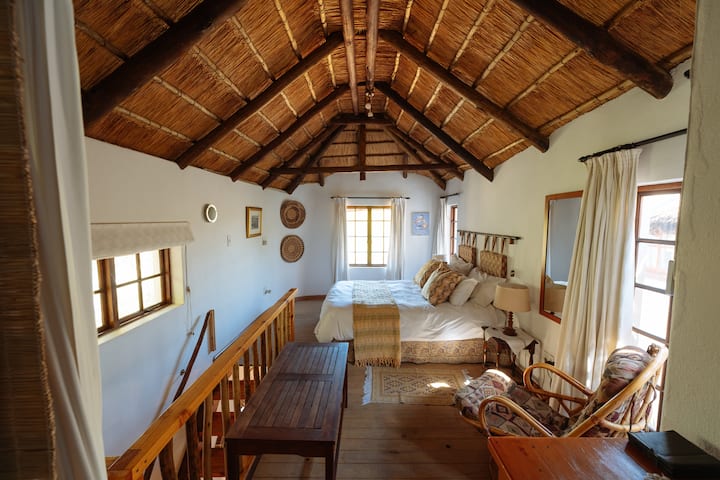 Hoepoe Cottage มีห้องนอนใต้หลังคาใต้ชายคามุงจาก