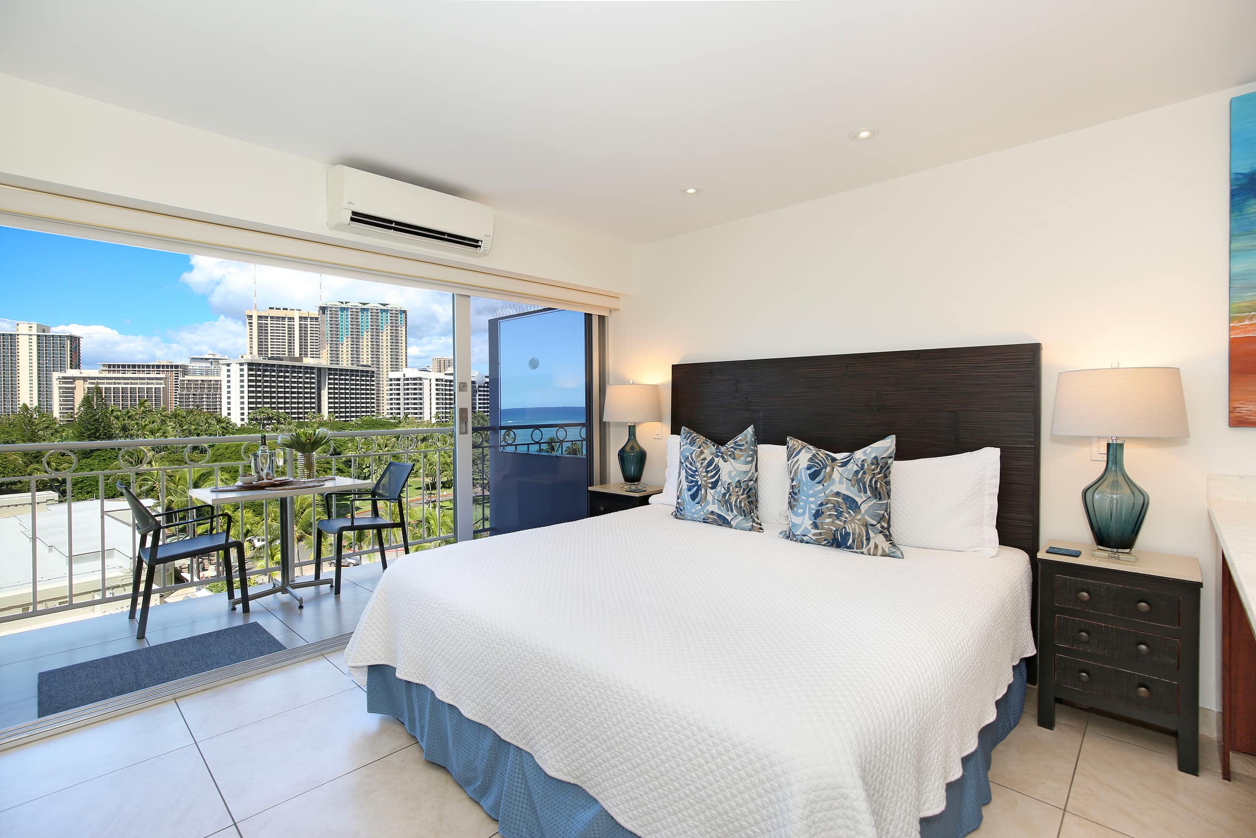 Condo in Honolulu · ★4.84 · Studio · 1 bed · 1 private bath - Image 13