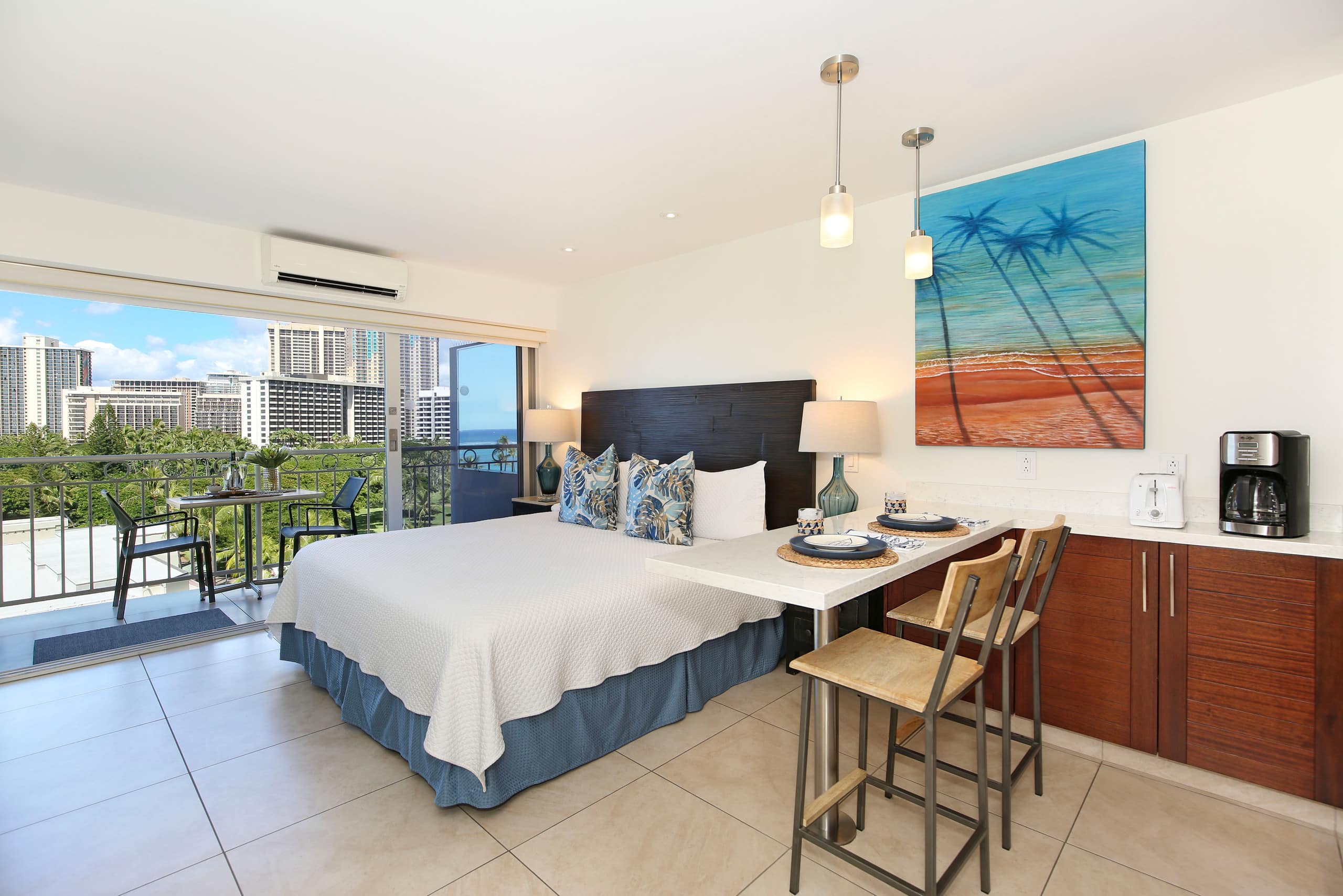 Condo in Honolulu · ★4.84 · Studio · 1 bed · 1 private bath - Image 14