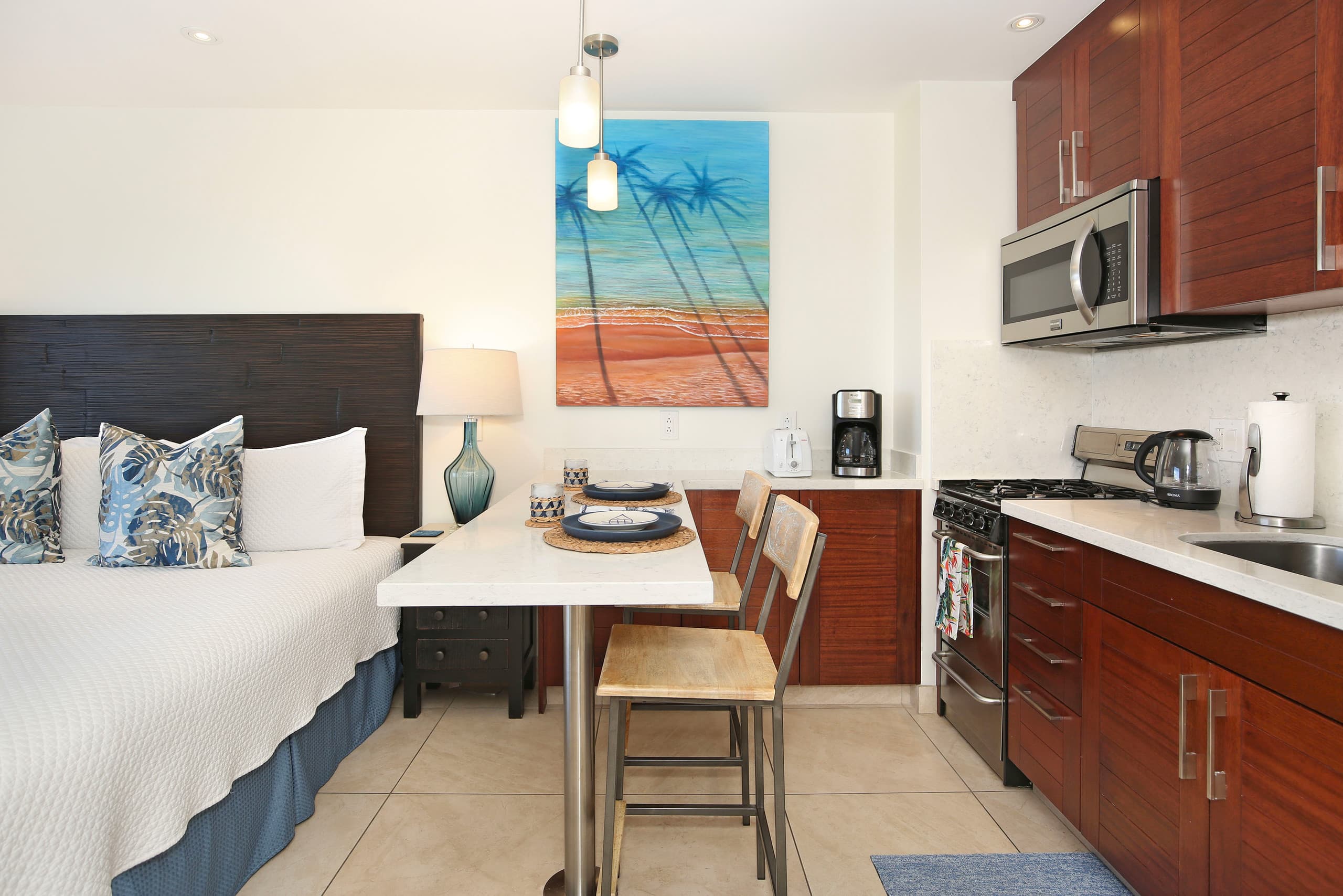 Condo in Honolulu · ★4.84 · Studio · 1 bed · 1 private bath - Image 5