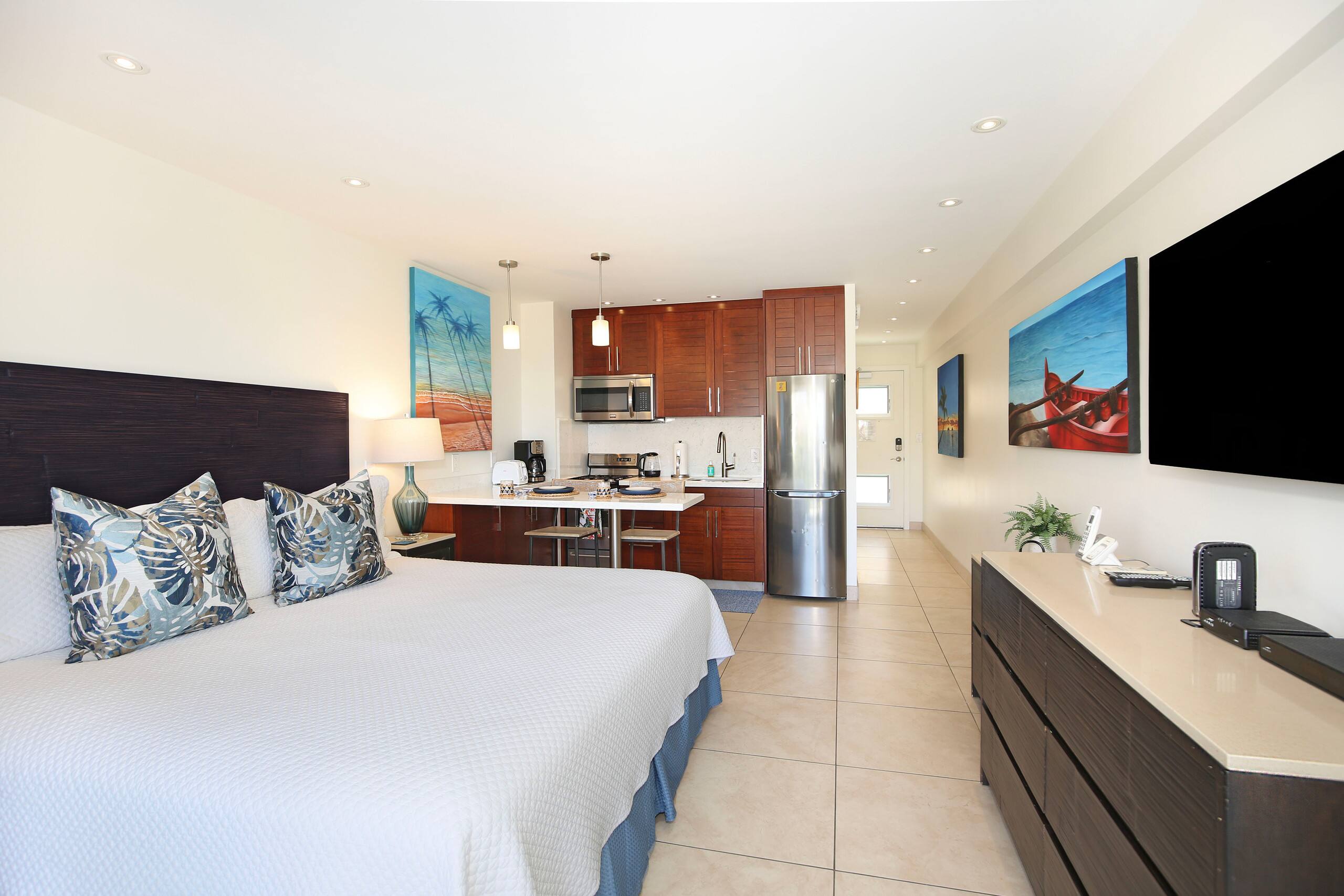 Condo in Honolulu · ★4.84 · Studio · 1 bed · 1 private bath - Image 12