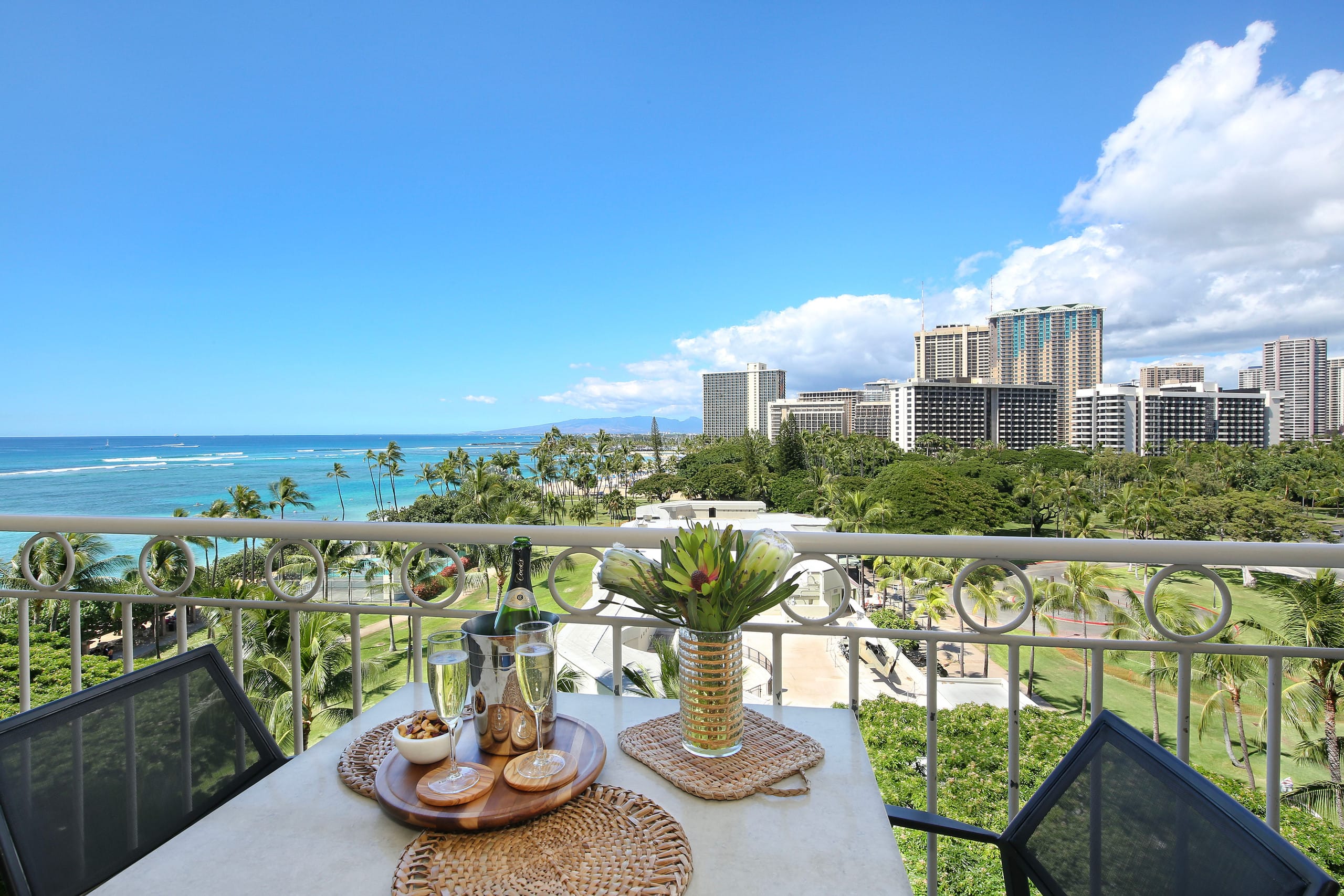 Condo in Honolulu · ★4.84 · Studio · 1 bed · 1 private bath - Image 7