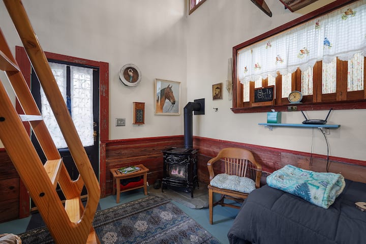 Peaceful, Pet-friendly Cottage With Deck & Sauna. - Olympia, WA