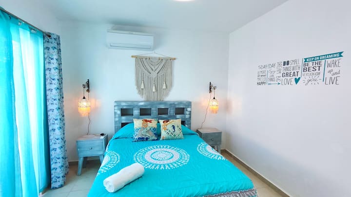 Priestranná izba s manželskou posteľou Queen, zatemňovacími závesmi a šatníkom.