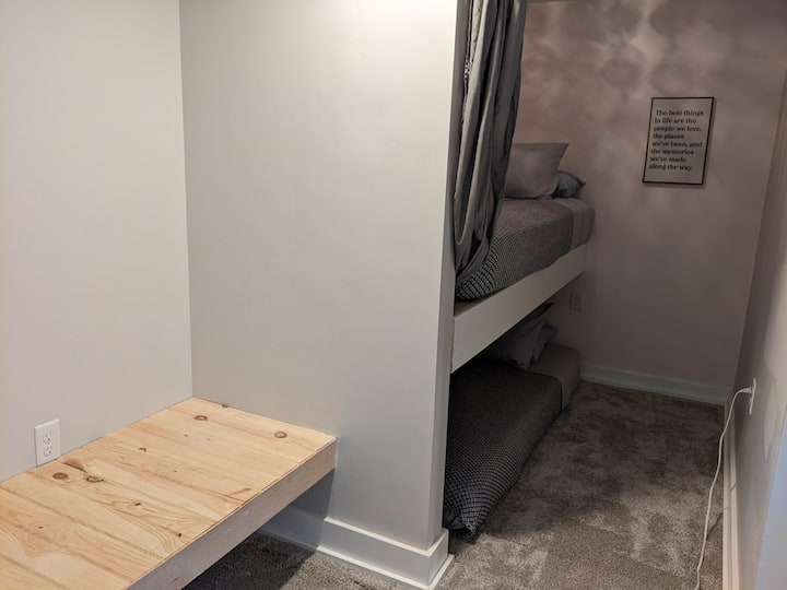 منطقة نوم بسريرين مفردين... يمكن سحب السرير الثاني إلى المنطقة على اليمين إذا أردت